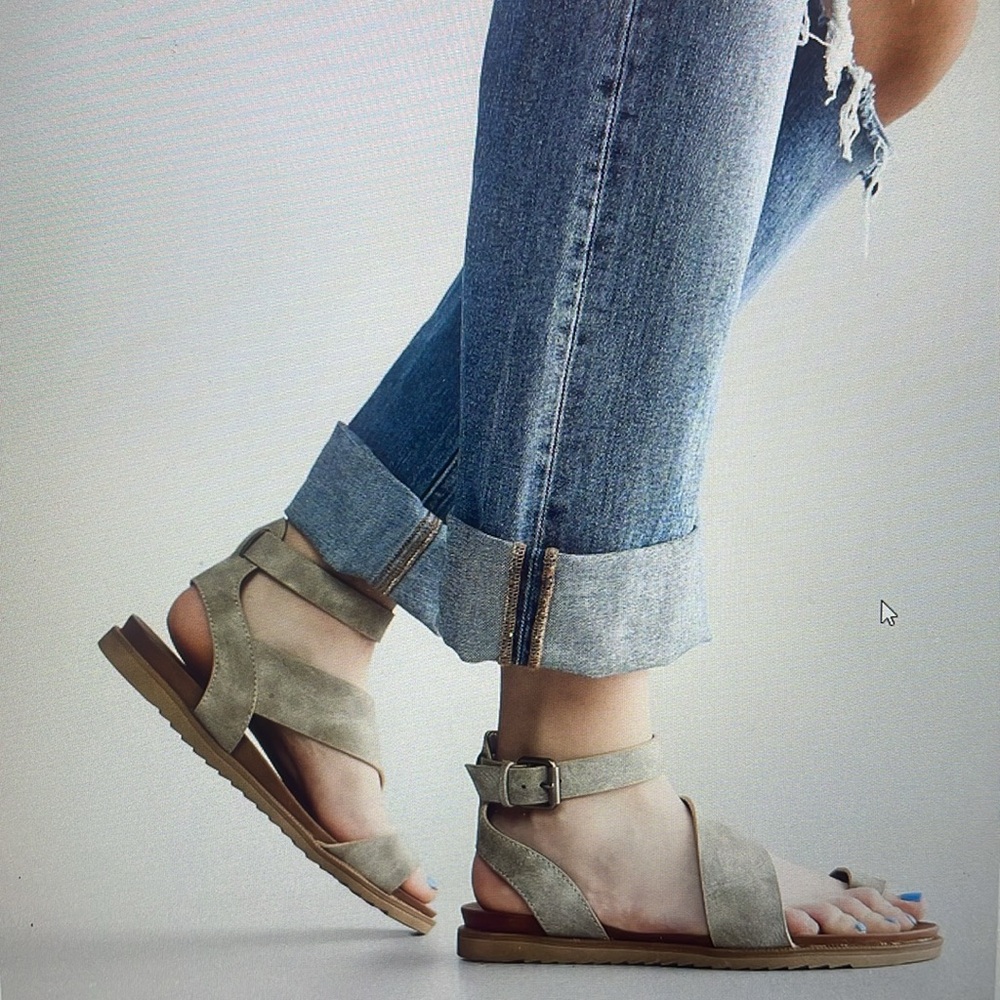 Very G taupe Steffy faux leather ankle wrap toe sandals new 8.5